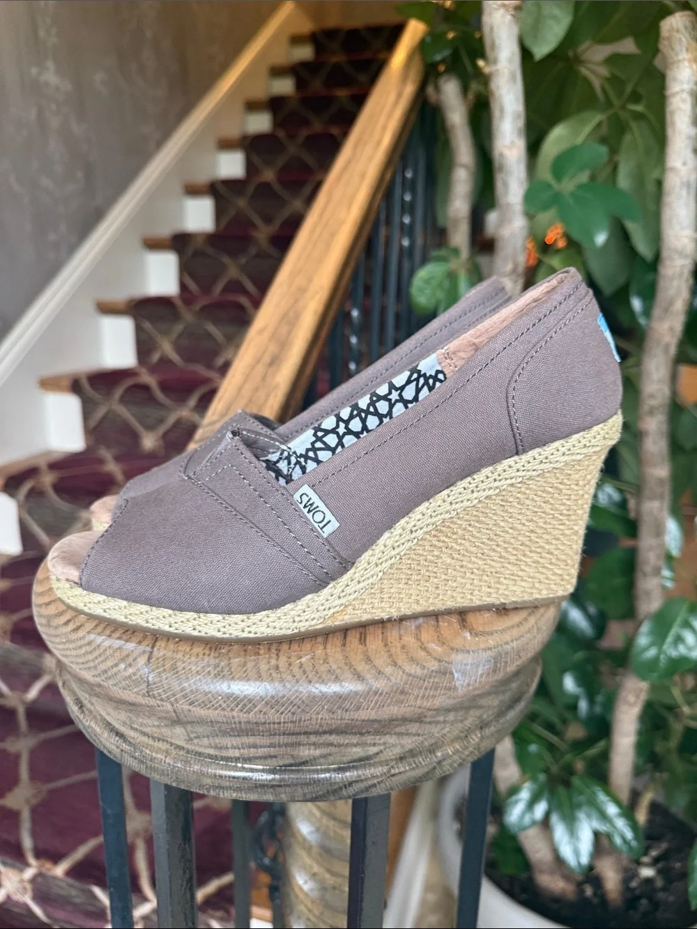 TOMS Calypso canvas, ladies wedge shoe excellent condition, 7 1/2